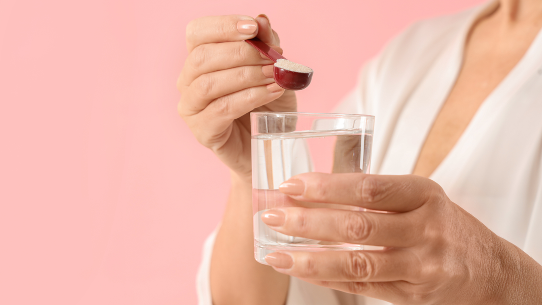mulher preparando seu colágeno com água