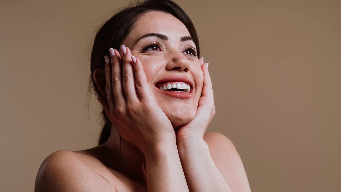 mulher com pele saudável representando estudo sobre creatina e saúde da pele