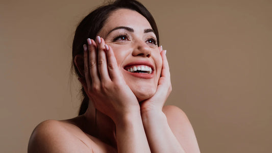 mulher com pele saudável representando estudo sobre creatina e saúde da pele